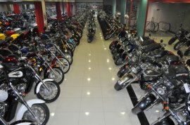 В некоторых московских салонах обратная ситуация: выставленных на продажу мотоциклов в десятки раз больше, чем покупателей